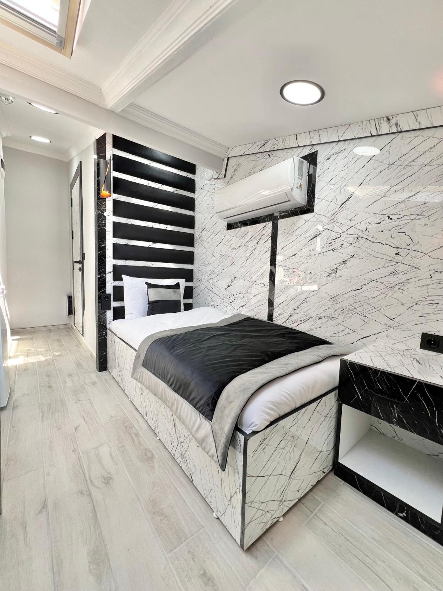 Taksim Larissa Hotel Suites Стамбул Экстерьер фото